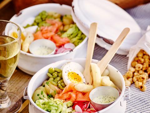 Lentesalade met asperges, krieltjes, gerookte zalm en groene mayonaise