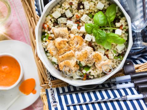 Parelcouscoussalade met gegrilde kippenspiesjes