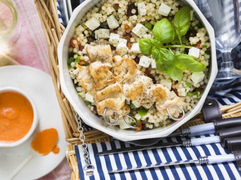 Parelcouscous-salade met gegrilde kippenspiesjes en een paprikasausje