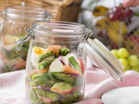 Salad in a jar van zalm, appel en groene asperges met miniblini’s met roomkaas