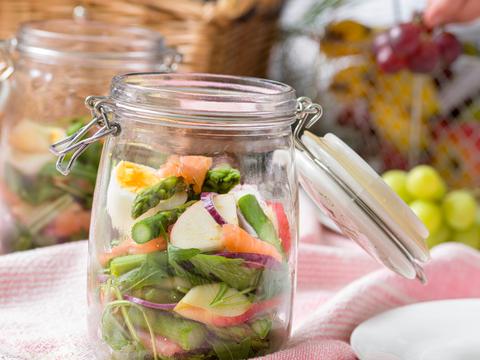 Salad in a jar van zalm, appel en groene asperges