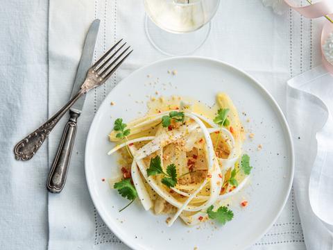 Aspergesalade met scampi's en een gepocheerd ei