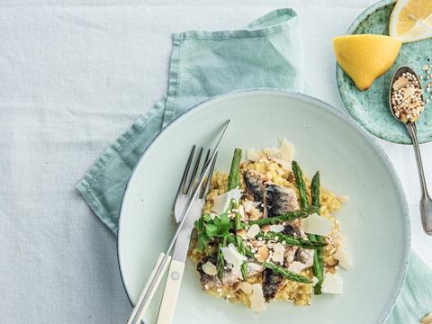 Saffraanrisotto met gegrilde sardines en groene asperges