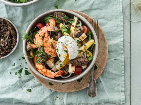 Aspergesalade met scampi's en een gepocheerd ei