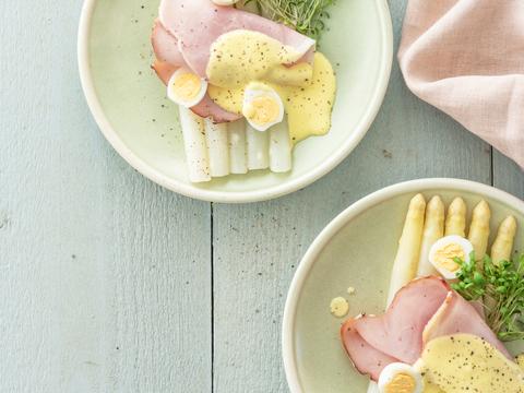 Witte asperges met kwarteleitjes, mousselinesaus en gekookte beenham