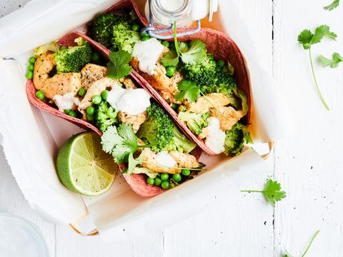 Groentetaco’s met kip, erwtjes en korianderdip