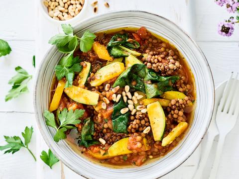 Vegan curry met gele paprika, courgette, spinazie en linzen