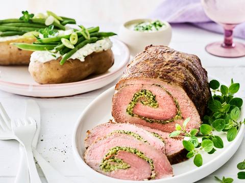 Gebraad gevuld met gerookte ham en kruidenpasta met gepofte aardappel