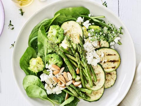 Groene salade van spinazie, courgette, broccoli en asperges met feta