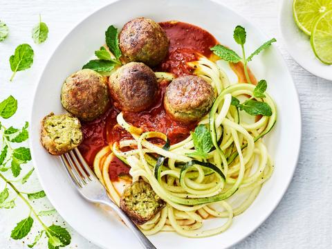 Krokante groenteballetjes in tomatensaus met courgetti