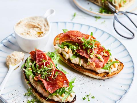 Geroosterd zuurdesembrood met wittebonenspread en ham
