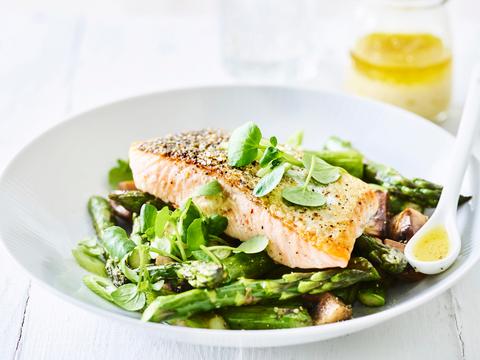 Gegrilde zalm met asperge-champignonsalade