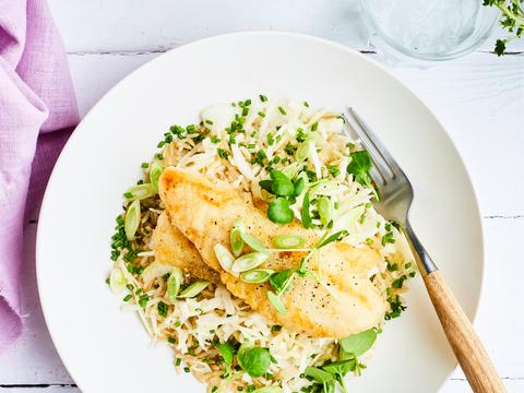 Krokante wijting met gember-koolsalade en volkorenrijst