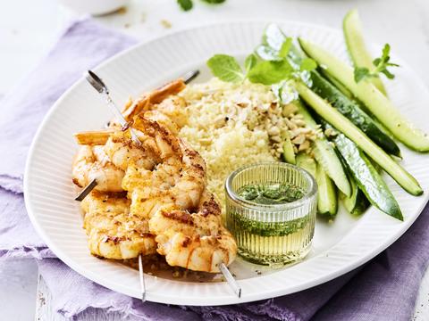 Scampispiesjes met gembercouscous en komkommers