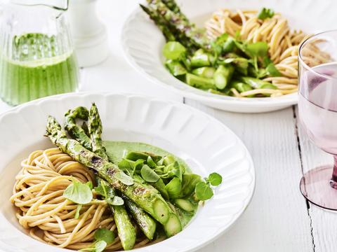 Volkorenpasta met waterkerssaus en gegrilde groene asperges 