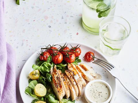 ‘Pollo tonnato’ met peterseliepatatjes 