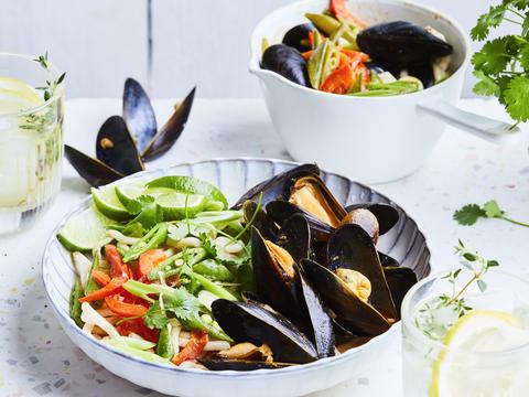 Mosselen in rode curry met volkorennoedels 