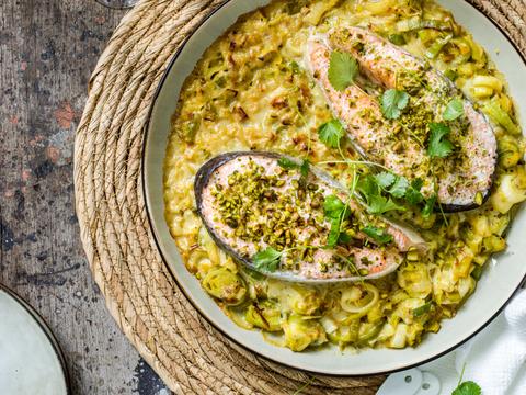 Zalmmoot met prei, kokossaus en pistachekorstje