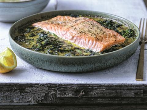 Zalm-spinaziestoofpotje in kokosmelk met bloemkoolpuree