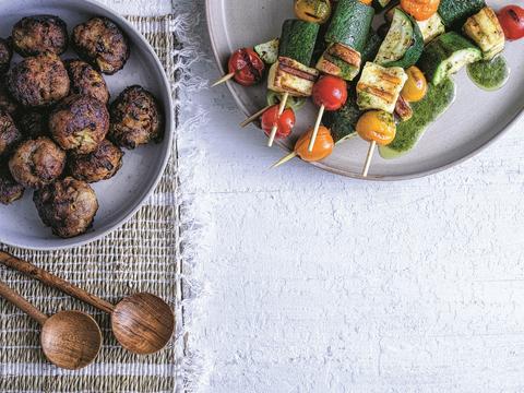 Kalfsballetjes met groentespiesjes en basilicumolie