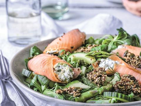 Kruidensalade met zalmrolletjes, mosterddressing