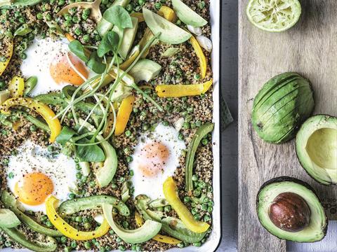 Groene nasi goreng uit de oven met avocado