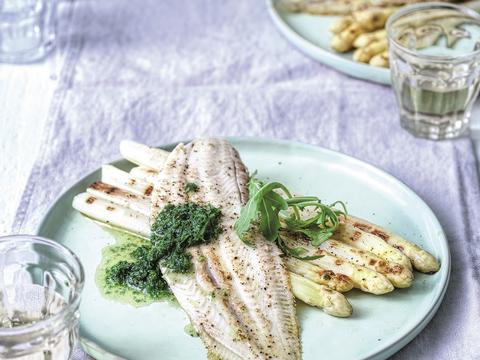 Tong met gegrilde witte asperges en peterseliesaus