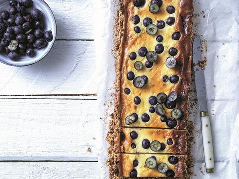 Amandeltaart met mascarpone en blauwe bessen
