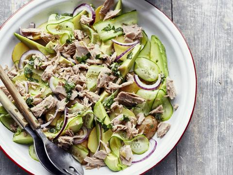 Salade met tonijn, komkommer en avocado
