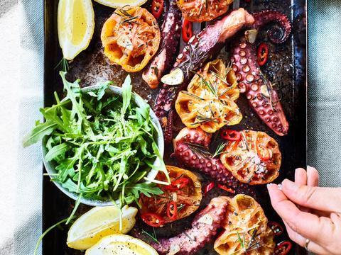 Gegrilde octopus met citroen, chili en geroosterde tomaten