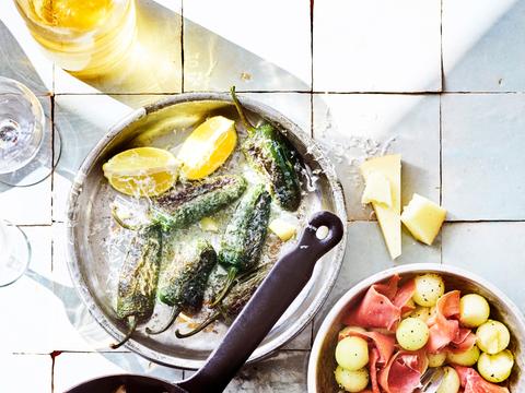 Gegrilde chilipepers met manchego