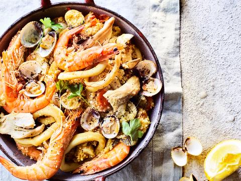 Paella met bloemkoolrijst, gegrilde kip en zeevruchten