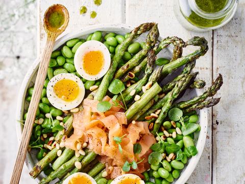 Salade van groene asperges met gerookte zalm