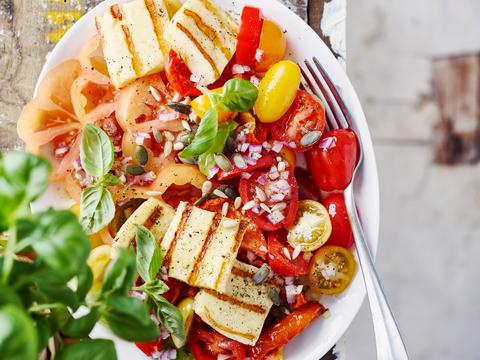 Gegrilde halloumi met kleurrijke tomatensalade