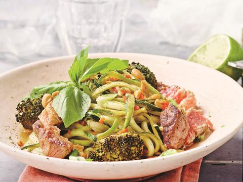 Courgetti met broccoli en rundvlees