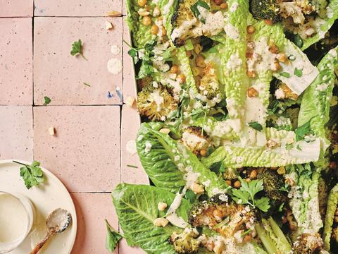 Vegan caesarsalade met broccoli
