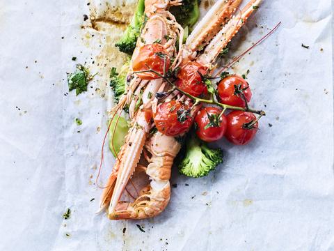 papillot van langoustines met broccoli, kerstomaatjes en een pastis-kruidenmarinade