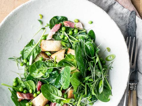 Spinaziepanzanella met gerookt spek