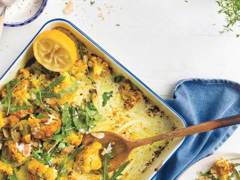 Geroosterde bloemkool met tahindressing en amandelen