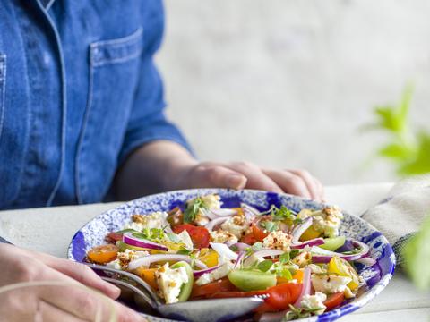 Tomatensalade met gebakken chili-feta en rode ui