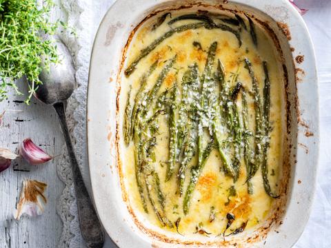 Romige boontjes met pecorino-knoflooksaus uit de oven