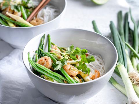 Wok met scampi’s, boontjes en lente-uitjes