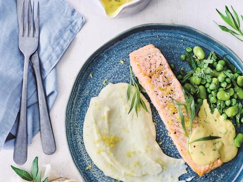 Zalm met karnemelkpuree, bearnaise en erwtensalade