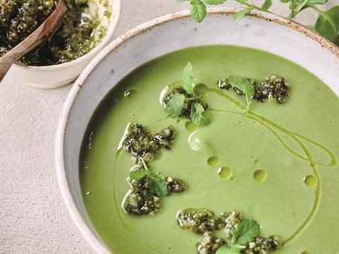 Broccoli-erwtensoep met muntpesto
