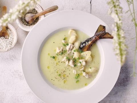 Asperge-aardappelsoep met gerookte makreel