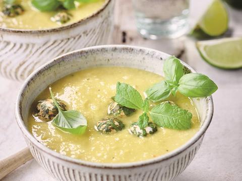 Paprika-maïssoep met geitenkaasballetjes