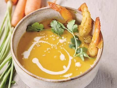 Wortel-currysoep met gewokte scampi’s