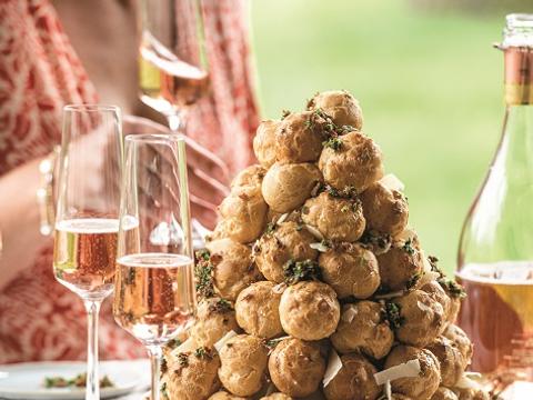 Hartige croquembouche met knoflook-kaassoezen en crumble van prosciutto en peterselie