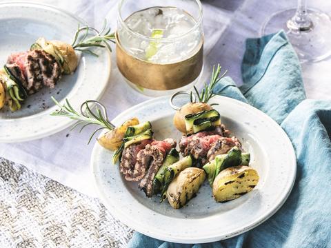 Tenderloinspiesjes met courgette, krieltjes en rozemarijn