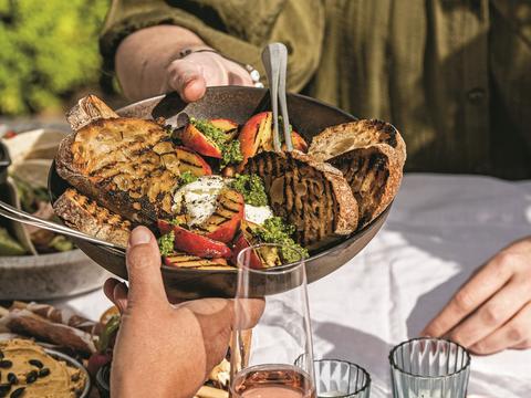 Gegrilde perzik met burrata, pesto en knoflookcrostini